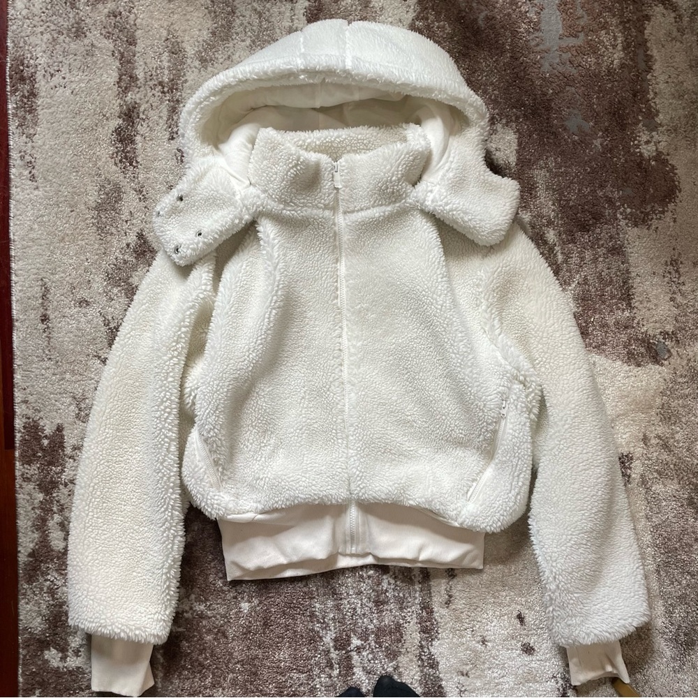 Alo white foxy Sherpa jacket! 🤍